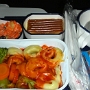LTU - Airbus A330-200 - 04.01.2008 - Miami - Düsseldorf - LT1901 - 14 C/Exit - 8:22 Std.<br />Tortellini in Pfeffersauce mit Broccoli und Karotten.<br />Die Pfeffersauce glänzte durch Abwesenheit, dafür war eine Tomatensauce anwesend. Essbar, aber nicht besonders schmackhaft. Die Stewardess sagte, als ich erwähnte, daß es auf dem Hinweg besser geschmeckt hat: Die Amis haben auch keine Ahnung von gutem Essen....
