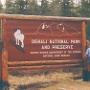 Der knapp 24.585 km² große Denali-Nationalpark (Denali National Park and Preserve) befindet sich in Zentralalaska. Der Name leitet sich vom indianischen Namen denali (der Hohe) für den höchsten Berg Nordamerikas ab, der sich auf dem Gebiet des Nationalparks befindet (Mount McKinley, 6.193 m).<br /><br />Der Park wurde am 26. Februar 1917 als Mount McKinley National Park gegründet und 1980 in Denali National Park umbenannt. 1976 wurde das Gebiet zum internationalen Biosphärenreservat ernannt. Heute wird der Park jährlich von über 300.000 Menschen besucht und ist für Wildtierbeobachtung, Bergsteigen oder Wandern bekannt.<br /><br /><br />Besucht am 25.5.1998<br />