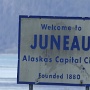 Juneau, die Hauptstadt, ist die einzige Hauptstadt eines Bundesstaats der USA, die keine Straßenanbindung hat und nur mit dem Flugzeug oder Schiff erreichbar ist. Viele Straßen von Juneau enden in Sackgassen.<br />besucht am 19.5.2022