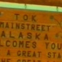 Tok ist ein Ort in Alaska an der Kreuzung von Alaska Highway und Tok Cut-Off zwischen Tanana River und Alaska Range, 320 km südöstlich von Fairbanks. Der Taylor Highway beginnt 24 km östlich.<br />Der Name Tok bedeutet in der Sprache der Indianer so viel wie „friedliche Kreuzung“.<br /><br />Mit der Fertigstellung des Alaska Highway gingen in Tok eine Post und eine Raststätte in Betrieb. 1947 öffnete die erste Schule, die 1958 durch eine größere abgelöst wurde. 1954 wurden die Tok Dog Mushers gegründet, eine Schlittenhundezucht, die auch heute noch existiert. Die Stadt lebt hauptsächlich von Tourismus, was sich in einer überdurchschnittlichen Dichte an Hotel- und Motelzimmern sowie Campingplätzen zeigt. Der Verwaltungssitz des Tetlin National Wildlife Refuges befindet sich in Tok.<br /><br />Am 23.5.1998 und am 1.6.1998 übernachtet