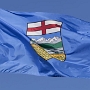 Die Flagge von Alberta zeigt auf ultramarinblauem Hintergrund das Wappen von Alberta. Das Wappen wiederum besteht aus dem Georgskreuz und einer Darstellung der wichtigsten geografischen Merkmale der Provinz (Berge, Vorgebirge, Prärie, Weizenfelder)