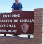 Das Canyon de Chelly National Monument liegt im Nordosten des Bundesstaates Arizona und gehört zur Navajo-Nation-Reservation. Der nächstgelegene Ort am Westende des Canyons ist Chinle, von da sind es etwa 5 km zum Parkeingang und zum Visitor Center.<br />15.4.2004