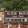 Der Slide Rock State Park  liegt im Canyon des Oak Creek 11 km nördlich von Sedona auf dem Gebiet des Coconino National Forest und wird vom U.S. Forest Service verwaltet. Große rote für die Region typische Felsformationen umgeben den Park.<br />17.9.2009