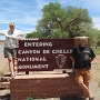 Das Canyon de Chelly National Monument liegt im Nordosten des Bundesstaates Arizona und gehört zur Navajo-Nation-Reservation. Der nächstgelegene Ort am Westende des Canyons ist Chinle, von da sind es etwa 5 km zum Parkeingang und zum Visitor Center.<br />2.6.2014