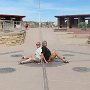 Obwohl der Punkt sehr abgelegen liegt, hat er sich zu einer Touristenattraktion entwickelt. Es kostet drei US-Dollar, um Zutritt auf die Plattform zu bekommen, auf der eine Markierung des US-Innenministeriums angebracht ist. Um das Monument herum verkaufen Navajo- und Ute-Künstler Souvenirs und Snacks.<br /><br />Besucht am 14.5.1995 - 28.5.2008 - 2.6.2014 (im Bild)