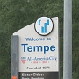 Tempe geht fließend in Arizonas Hauptstadt Phoenix über. Tempe hat 161.719 Einwohner und gehört wie eine Reihe weiterer Städte zum Großraum Phoenix.<br />Das Stadtgebiet hat eine Größe von 104,1 km². Tempe ist Sitz der US Airways und der Arizona State University, der nach Studentenzahlen zweitgrößten Universität der USA.<br />Im Gegensatz zu Phoenix hat Tempe durch den Campus der Arizona State University ein ansprechendes Stadtzentrum, in dem mehr Fußgänger als Autos zu finden sind. Hier gibt es viele Bars und Restaurants, welche hauptsächlich von den Studenten der Universität genutzt werden.<br />Motel 6 Priest Drive - 1.-4.5.2001 - 50,98 $ = 112,20 DM<br />Motel 6 Priest Drive  - 3.+4.9.2002<br />Motel 6 Priest Drive - 30.4.2004 - 40,33 $<br />Fiesta Resort & Conference Center - 7.+8.10.2011 - 37,30 €<br />Four Points by Sheraton Phoenix South Mountain - 6.10.2022 - 63,14 $<br />Red Roof Inn - Phoenix Airport - 7.10.2015 - 38,75 €<br />