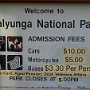 Auf dem Gebiet des Walyunga-Nationalpark lag eine der größten Aborigines-Siedlungen in der Region von Perth. Sie wurde noch bis ins späte 18. Jahrhundert bewohnt. Archäologische Funde belegen, dass dieses Gebiet bereits vor mindestens 6.000 Jahren besiedelt wurde. Walyunga ist eine Bezeichnung der Aborigines, allerdings ist die genaue Bedeutung unklar. Das yunga könnte vom Namen des örtlichen Stamms der Nyoongar abgeleitet sein, Wal-yunga würde dann nördliche Nyoongar bedeuten. Ebenso ist es allerdings möglich, dass es so viel wie glücklicher Platz bedeutet.<br />Am 13.3.2009 vor dem Schild gestanden