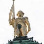 Auf auf der Kuppel steht eine goldene Figur von Napoleon. Oder einem, der wie Napoleon aussieht....