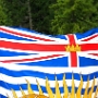 Die Flagge von British Columbia stellt als Wappenbanner die Figuren aus dem Schild des Provinzwappen dar. Im oberen Drittel ist als Symbol der engen Verbundenheit mit Großbritannien die Union Flag abgebildet, die in der Mitte mit einer Krone belegt ist. Die beiden unteren Drittel zeigen in Weiß drei blaue Wellenbalken, die von der untergehenden Sonne überstrahlt werden. 