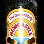 Newcastle Brown Ale<br />The One and Only.<br />Herstellungsland: England<br />Zutaten: Wasser, Gerste, Weizen, Mais, Glukose Sirup, Karamel, E 150, Hopfen, Hefe.<br />Alkoholgehalt: 4,7 %,<br /><br />Schmeckt ja wie Malzbier, alkoholfrei. Nicht so süss, sehr erfrischend. Die 4,7 % sind nicht zu schmecken, vielleicht nach dem 10 Bier. Sollten wir einmal in England sein und dieses Bier wird angeboten, werden wir gerne zugreifen. 