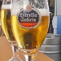 Estrella Galicia<br />Herstellungsort: Coruña<br />Zutaten: unbekannt<br />Alkoholgehalt: 4,8 %<br /><br />Relativ geschmacklos, neutral, eiskalt sehr erfrischend.