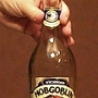 Wychwood Hobgoblin Strong Dark Ale<br />Herstellungsland: England<br />Zutaten: Wasser, Hopfen, Malz<br />Alkoholgehalt: 5,2 %<br /><br />Sehr schöne Flasche, schönes Label.<br />Riecht leicht malzig, schmeckt malzig, wie dunkles Starkbier eben. Hat eine leicht verbrannte Note. Dem Bier fehlt der Erfrischungscharakter, wird wohl normalerweise wärmer getrunken, in Pubs voll bis zum Rand, schaumlos, warm serviert. So stellen wir uns das jedenfalls vor.<br />Fast ohne Kohlensäure, kann ohne Rülpsen auf Ex getrunken werden.....