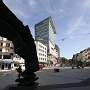 Diese Skulptur namens "Die Entfaltung der Stadt" steht vor dem Kaufhaus Baltz.