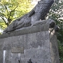 An der Königsallee/Ecke Waldring<br /><br />Dieses Denkmal - errichtet 1928 zur Verherrlichung Heldentodes und des Krieges - ist uns heute eine Mahnung zur friedliche Verständigung unter den Völkern.