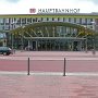 Der neue Hauptbahnhof Bochum wurde 1955 bis 1957 neu errichtet. Das Foyer ist durch Stahlbetonplatten und die Glasfassade geprägt und gilt als einer der bedeutendsten Bahnhofs-Neubauten der Bundesbahn in den 1950er Jahren. <br />So sah der Bahnhof nach dem Ende der Baumaßnahmen im Jahr 2008 aus. Mit steinernem roten Teppich....