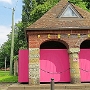 Portikus - 1912 erbautes ehemaliges Klohäuschen, mittlerweile eine Galerie. Die pinke Wand ist eine Installation des Künstlers Achin Zeman.