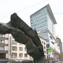 Diese Skulptur namens "Die Entfaltung der Stadt" steht vor dem Kaufhaus Baltz.