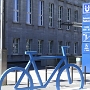 Welche Farbe gehört zu Bochum? Genau, blau. Nettes Fahrrad neben dem Rathaus, am Eingang zur U-Bahn.<br />7.8.2022