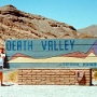 Der Death-Valley-Nationalpark liegt in der Mojave-Wüste und ist der trockenste Nationalpark in den USA. Die Region ist ein Hitzepol. Der Nationalpark liegt östlich der Sierra Nevada, zum größten Teil auf dem Gebiet Kaliforniens und zu einem kleineren Teil in Nevada. Der tiefste Punkt des Tales liegt 85,5 Meter unter dem Meeresspiegel, während sich nur 135 Kilometer weit entfernt der Mount Whitney 4418 Meter hoch erhebt.<br /><br />1933 wurde das Death Valley zum National Monument ernannt<br />1994 wurde es stark erweitert zum Nationalpark aufgewertet.<br />besucht am<br />10.08.1989 - von West nach Ost - ohne BIld<br />28.07.1992 - von West nach Ost - im Bild<br />18.05.2001 - von West nach Ost - ohne Bild