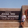 Der Joshua-Tree-Nationalpark liegt im Südosten Kaliforniens. 1994 wurde er vom National Monument zum Nationalpark aufgewertet. Der Park enthält zwei Wüstenlandschaften, deren Ökosysteme sich in der Hauptsache durch die Auswirkungen der Höhe unterscheiden. Unterhalb einer Höhe von 1000 Metern liegt im östlichen Teil des Parks die Colorado Wüste, die durch Buschland und Kakteen gekennzeichnet ist.<br /><br />Im Bild noch ein National Monument - am 19.7.1992<br />