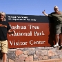 Der Joshua-Tree-Nationalpark liegt im Südosten Kaliforniens. 1994 wurde er vom National Monument zum Nationalpark aufgewertet. Der Park enthält zwei Wüstenlandschaften, deren Ökosysteme sich in der Hauptsache durch die Auswirkungen der Höhe unterscheiden. Unterhalb einer Höhe von 1000 Metern liegt im östlichen Teil des Parks die Colorado Wüste, die durch Buschland und Kakteen gekennzeichnet ist.<br /><br />Besucht am 19.7.1992 - 1.5.2001 - 7.10.2011