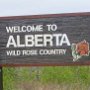 Alberta ist die westlichste der Prärieprovinzen Kanadas. Die Hauptstadt ist Edmonton, die größte Stadt Calgary. Benannt ist sie nach Louise Caroline Alberta, Herzogin von Argyll, der vierten Tochter von Königin Victoria.<br /><br />Albertas Landschaft wird von der Prärie dominiert, die sich im Osten bis nach Manitoba ausdehnt. An der Westgrenze der Provinz dominieren hingegen die Ausläufer der Rocky Mountains. Alberta besitzt umfangreiche Ölvorkommen und ist die reichste Provinz Kanadas. Weitere Wirtschaftsfaktoren sind Getreideanbau und Rinderzucht.<br /><br />Beitritt zur Dominion of Canada am 1.9.1905