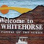Whitehorse ist die Hauptstadt des Yukon-Territoriums. Sie hat 23.511 Einwohner und besitzt Stadtrecht seit 1950.<br />Whitehorse wurde benannt nach den – durch den Bau eines Wasserkraftwerks verschwundenen – Stromschnellen (White Horse Rapids) des Yukon Rivers. Deren Kämme sahen aus wie die Mähne von weißen Pferden.