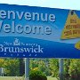 New Brunswick oder Nouveau-Brunswick oder deutsch Neubraunschweig, ist die einzig offiziell zweisprachige kanadische Provinz, sie hat rund 730.000 Einwohner. Die Hauptstadt ist Fredericton.<br /><br />Die Landfläche beträgt rund 70.000 km². Etwa 80 % der Fläche sind Wald, die restlichen 20 % Ackerland und Stadtgebiet. New Brunswick liegt am Nordende der Appalachen, eines alten Gebirgszuges. Die Landschaftstypen sind Berge (höchster Berg ist der Mount Carleton mit 820 m), Hügel und Flusstäler.<br /><br />Beitritt zur Dominion of Canada am 1.7.1867