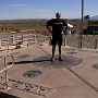 Die erste dauerhafte Markierung brachte man im Jahre 1912 an. Das aktuelle Monument wurde 1992 errichtet, und besteht aus einer Granitmarkierung; eingebettet in eine Bronzescheibe, auf der die Namen und Insignien der Bundesstaaten stehen, die in der jeweiligen Richtung liegen.<br /><br />Um das Monument hat sich ein Touristenzentrum herausgebildet, das vom Navajo Parks and Recreation Department betrieben wird.<br />Besucht am 28.5.2008
