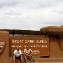 Die Great Sand Dunes sind ein als Nationalpark ausgewiesenes Schutzgebiet im südlichen Teil des US-Bundesstaates Colorado. Rund 230 km südlich von Denver liegen die Großen Sanddünen im nordöstlichen Teil des San Luis Valley, einem etwa bis zu 60 Kilometer breiten Becken zwischen der Sangre de Cristo Range und dem San-Juan-Gebirge. Sie bedecken eine Fläche von rund 80 km² und sind mit einer Höhe von etwa 230 Metern die höchsten Dünen Nordamerikas.<br /><br /><br />Besucht am 14.5.2007
