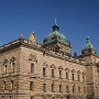 Leipzig - Bundesverwaltungsgericht<br />Das monumentale Gerichtsgebäude wurde 1888-95 von Ludwig Hoffmann im Stil der Neorenaissance erbaut. Die Hauptfassade ist 126 m lang. Auf der eine 68 m hohen Kuppel befindet sich die 5,5 m hohe "Statue der Wahrheit" mit Fackel. 