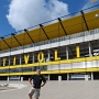 Der 2009 eröffnete Tivoli in Aachen hat eine Kapazität von 32.960 Plätzen. Der alte, 1928 eröffnete Tivoli fasste 21.300 Zuschauer.<br /><br />Um den traditionellen Namen für das neue Stadion zu erhalten und die durch den Verzicht auf Verkauf der Namensrechte entgangenen Einnahmen zu kompensieren, wird auf die Eintrittspreise ein Aufschlag von einem Euro erhoben, der sogenannte „Tivoligroschen“. Darannsollten sich andere Vereine mal ein Beispiel nehemn, deren Stadion alle paar Wochen einen anderen Sponsorennamen hat - und im Volksmund natürlich immer den ursprünglichen Namen behält. 
