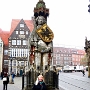 Der Bremer Roland, eine 1404 errichtete Rolandsstatue auf dem Marktplatz vor dem Rathaus, ist ein Wahrzeichen Bremens.<br /><br />Die Figur hat eine Höhe von 5,47 Metern und steht auf einem 60 Zentimeter hohen, gestuften Podest. Im Rücken wird sie von einem Pfeiler gestützt, der von einem gotisch ornamentierten Baldachin gekrönt wird. So erreicht das Denkmal eine Gesamthöhe von 10,21 Metern und ist damit die größte freistehende Plastik des deutschen Mittelalters.