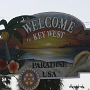 Key West wurde im Jahre 1912 als letzte und südlichste Insel an das Eisenbahnnetz der Florida East Coast Railway angeschlossen. Schon zuvor war das Pro-Kopf-Einkommen durch die Ausbeutung von Schiffswracks, den Handel mit Schwämmen sowie die Zigarrenproduktion das Höchste von ganz Florida. Durch die Fertigstellung der über zahlreiche Brücken führenden Eisenbahnanbindung an das Festland durch Henry M. Flagler wurde Key West zudem ein wichtiger Hafen für das nur 145 km entfernt liegende Kuba. Da Key West damit auf dem Landweg erreichbar ist, gilt der südlichste Punkt auf Key West seither als der südlichste Punkt des Festlandes der USA.<br /><br />Besucht am 22.11.1986 - 30.12.1988 - 29.-31.12.1991 - 30.11.-1.12.1993 - 8.-11.11.2004 - 27.-29.12.2007 - 28.-31.1.2011 - 8.-12.2.2016