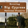 Mit seiner landschaftlichen und ökologischen Vielfalt gehört das Big Cypress National Preserve zu den abwechslungsreichsten Bereichen der Everglades-Region. Ein komplexes ökologisches Geflecht aus Kiefernwald, Hartholz-Bauminseln, Marschen, Mangroven, Grasland und Sumpf mit großen, jahrhundertealten Sumpfzypressen ist sein Markenzeichen. Ein weitläufiger Teil des Naturschutzgebietes ist von der nur 1,2 m hohen, kleinwüchsigen Zypressenvariante bestanden. In Big Cypress ist, anders als im vollständig geschützten Everglades National Park, eine eingeschränkte Nutzung der Ressourcen erlaubt, so die Jagd, die Ölförderung und auch Airboatfahrten.<br /><br />Besucht am 31.12.2007