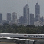 Singapore Airlines - Boeing 777-212(ER) - 9V-SRL<br />15.3.2009 Perth - Singapur - SQ 226 - 51 C - 4:46 Std.<br /><br /><br />Im Hintergrund die Skyline von Perth