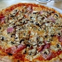 11.5.2016<br />Pizza Capri in der Pizzeria Farina in Bochum.<br />Mit 9,90 € die bisher teuerste Pizza meiner Pizzatestreihe.Dafür sehr, sehr lecker......