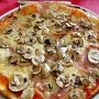 12.5.2016<br />Pizza Calvellese (natürlich auch Schinken und Pilze) im Ristorante da Carlo an der Castroper Straße<br />7 €<br />War nich so gut - aber die als Vorspeise gereichten Bruschetta waren sehr lecker.