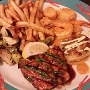 13.9.2016<br />Kokopelli Kombo im Kokopelli Grill in Port Angeles<br />A must have for the seafood lover. Sauteed prawns and large scallops served over our southwest creamy Dijon Sauce with grilled salmon and a crab cake on our house roasted red tomatillo sauce. <br />30 $
