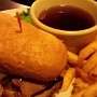 19.9.2016<br />Philly Steak Sandwich im Rodeo Steakhouse & Grill in Coos Bay/OR<br />Our famous slow rosted Prime Rib, thinly sliced and tossed with pepper jack and onions. Served on a french roll with Au Jus.<br />13,49 $<br />Mit recht dicken Stücken vom Prime Rib, hat nicht besonders geschmeckt. 