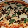 1.2.2017<br />Pizza Mushroom im Icon Restaurant im Waldorf Tower Hotel.
