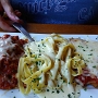 25.5.2017<br />Tour of Italy im Olive Garden in Tukwila/WA<br />Three OG classics all on one plate! Chicken Parmigiana, Lasagna Classico and our signature Fettuccine Alfredo – all with homemade sauces made fresh every morning.<br />Die Lasagne war nix, der Rest sehr gut.