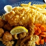 18.8.2017<br />Seafood Platter bei Murphy's Original Seafood in Truro/Nova Scotia. Lauit Tripadvisor der beliebteste Laden der Stadt.<br />You're going to love this one! Served with our delicious North Atlantic Haddock, sweet Digby Clams, tender Scallops, tasty Butterfly Shrimp and Fries, Coleslaw, vegetable of the day, lemon point and fresh tangy tartar sauce.