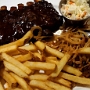 22.9.2018<br />HICKORY-SMOKED BARBECUE COMBO im Hard Rock Cafe New Orleans<br />Perfect for people who want it all — ribs and pulled pork.* (2,171 CAL)<br />23,95 $