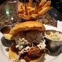 9.8.2018<br />BBQ PULLED PORK SANDWICH im Hard Rock Cafe Niagara Falls/NY<br />Hand-pulled smoked pork with our house-made barbecue sauce, served on a toasted fresh bun with coleslaw and sliced Granny Smith apples.<br /><br />War nicht so toll