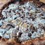 13.8.2019<br />Pizza Funghi im Dimmick Inn & Steakhouse in Milford/PA<br />15 $<br />statt Tomatensauce gab es housemade Mushroom Sauce, dazu Mozzarella und frische Champignons - eine der besten Pizzen aller Zeiten. Sehr empfehlenswert.