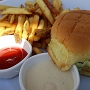 17.8.2019<br />Cheeseburger an der Poolbar des TWA-Hotels am JFK Airport<br />19,99 $ - aber lecker