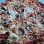 27.9.2019<br />Pizza Proscuitto e Funghi bei bei Ciao Belli/ Carrer la Platja, Son Xoriguer, Menorca