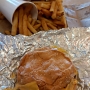 30.4.2022<br />Cheeseburger bei den Five Guys in Denver. Schmeckt leckerer als es aussieht und hat nur schlappe 19,95 $ gekostet.