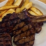 2.5.2022<br />Hauptspeise: 20 oz. Bone-in Ribeye Steak im Texas Roadhouse in Tempe/AZ<br />35,65 $ inklusive Ice Tea plus Trinkgeld